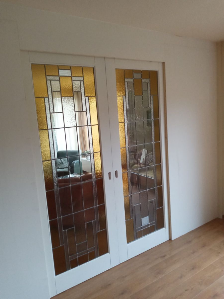 Het glas-in-lood is geplaatst