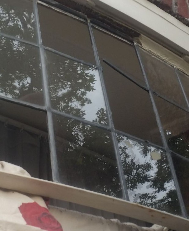 Het kapotte glas is verwijderd