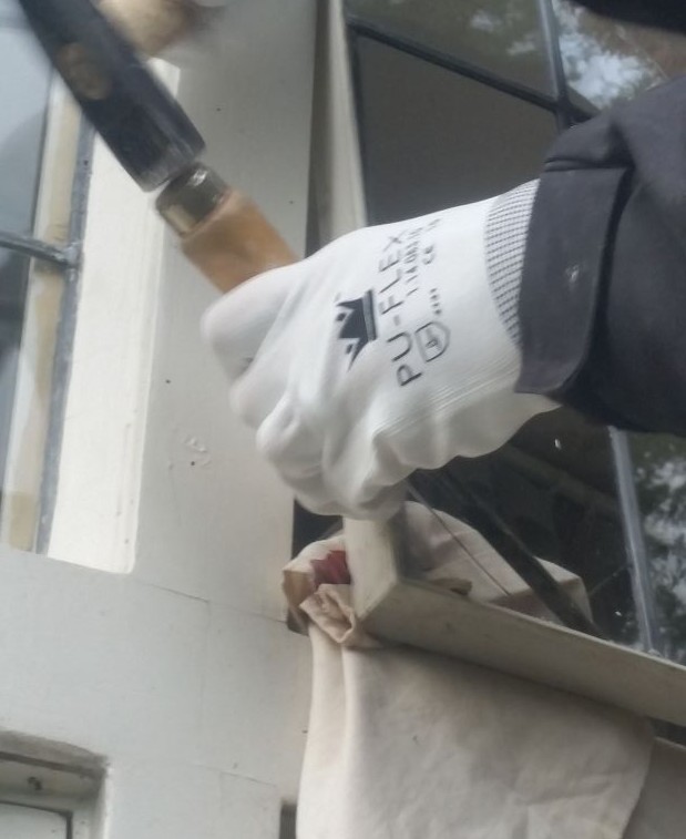 De kapotte ruitjes moeten voorzichtig verwijderd