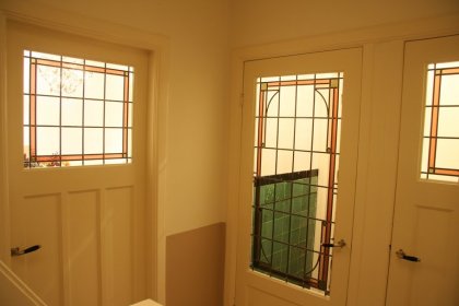 Hilversum - Nieuwe glas-in-lood ramen in binnendeuren