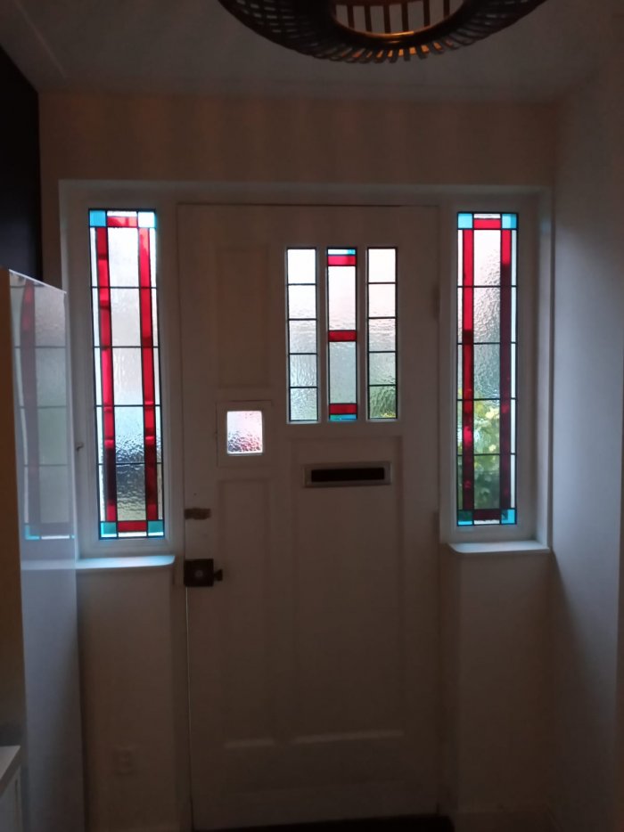 Hilversum - nieuw glas-in-lood in dubbel glas in en naast voordeur