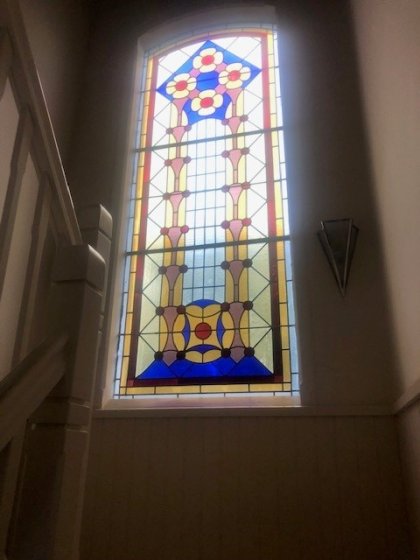 Bussum - glas-in-lood gedeeltelijk gerestaureerd