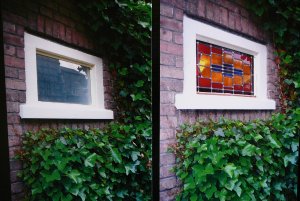 Links het oude raam, rechts met glas-in-lood