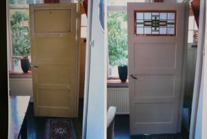 Links deur met houten paneel, rechts met glas-in-lood raam