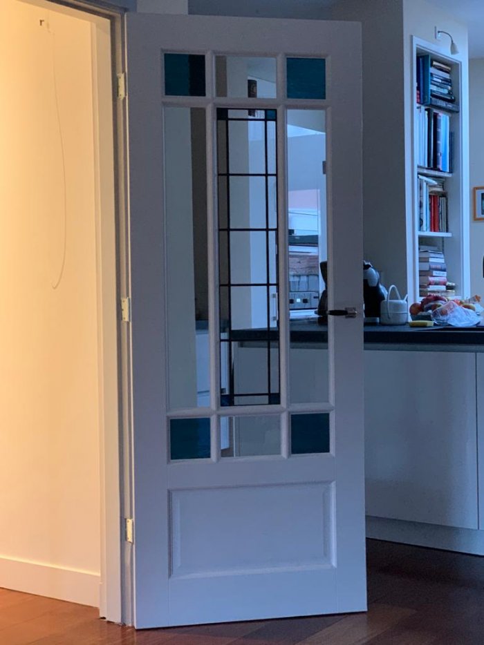 Nieuw glas-in-lood in tussendeur tussen gang en woonkamer